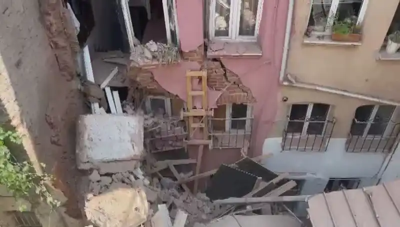 İstanbul'da Üç Katlı Binanın Balkonu Çöktü: Yaralılar ve Detaylar