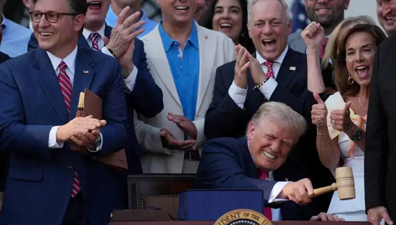 Trump, "Büyük, Güzel Yasa Tasarısı"nı İmzaladı: Değişim Zamanı mı Geliyor?
