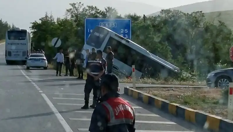 Isparta'da Tur Otobüsü Yolcu Otobüsüyle Çarpıştı: Yaralılar Hastaneye Kaldırıldı