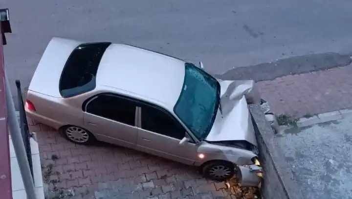 Kontrolü Kaybederek Duvara Çarpan Araç Kazasında Yaralılar Var