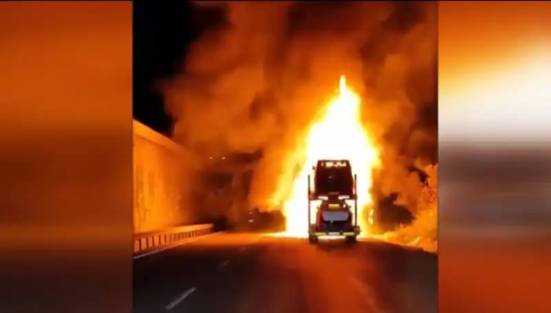Otomobil Yüklü Tırda Yangın: 8 Araç Kül Oldu!