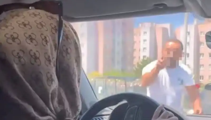 Trafikte Dehşet Anları: Aracın Camını Yumruklayan Sürücü