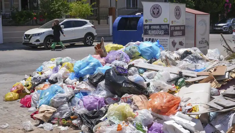 İzmir'de Çöplük Krizi: Sokaklar Çöp Yığınlarıyla Dolduruldu