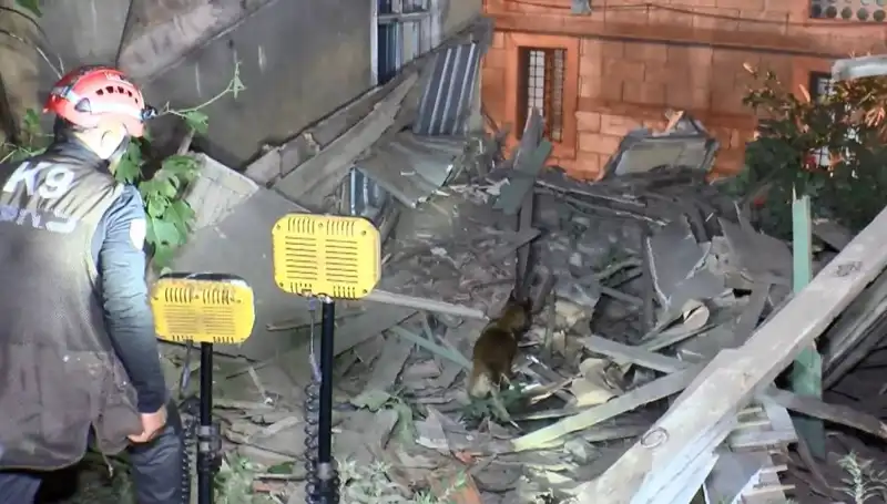 İstanbul'da Deprem Sonrası Hasar Alan Bina Çöktü: Detaylar ve Gelişmeler