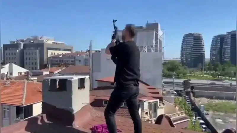 İstanbul'da Şok Operasyon: Çatıdaki Gizemli Sığınak ve AK-47 Ele Geçirildi!