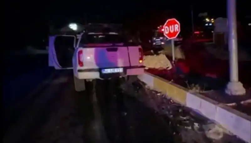İzmir'de Trafik Kazası: Kamyonet ve Hafif Ticari Araç Çarpıştı, 7 Yaralı