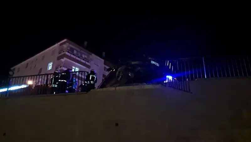 Kontrolden Çıkan Araç, Bariyere Çarpıp Asılı Kaldı