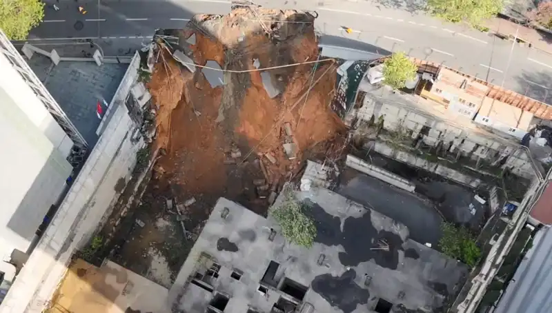 Sarıyer’de Güvenlik Alarmı: Çöken Yol Caddeyi Trafiğe Kapattı