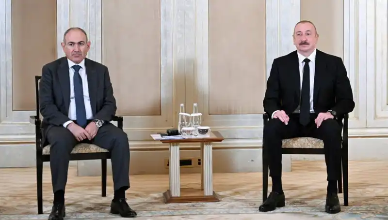 Aliyev ve Paşinyan, Abu Dabi'de Barış Süreci İçin Buluştu