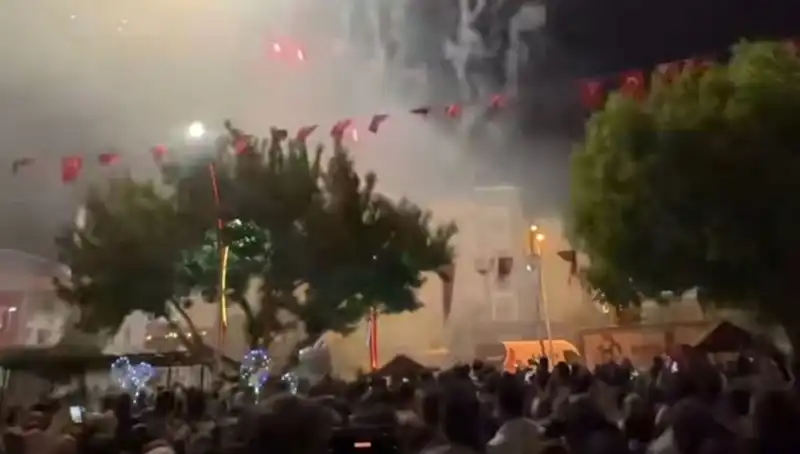 Havai Fişek Gösterisi Korkuttu: Çoğu İnsan Hastanelik Oldu!