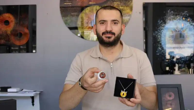 Görme Sanatı: İris Fotoğraflarını Takı ve Tabloya Dönüştüren Sanatçı