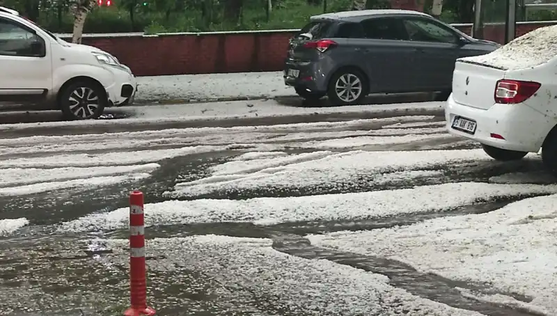 Ardahan'da Dolu İle Gelen Beyaz Tabaka: Şehir Büyüleyici Bir Manzaraya Dönüştü