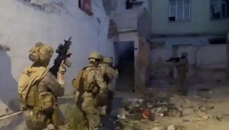 Türkiye Genelinde Gerçekleştirilen Dev Uyuşturucu Operasyonu: 2.311 Gözaltı!