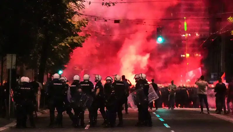 Sırbistan'da Erken Seçimler İçin Sokağa Çıkan On Binler: Protestolar Büyüyor