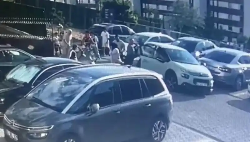 Eşi ve Yakınlarını Araba ile Ezerek Kaçan Şok Olmuş Bir Adam