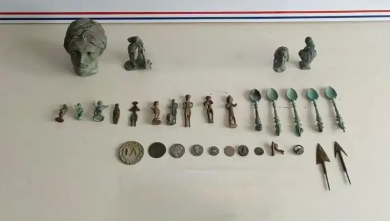 Antik Roma Dönemine Ait Tarihi Eserler Operasyonla Ele Geçirildi