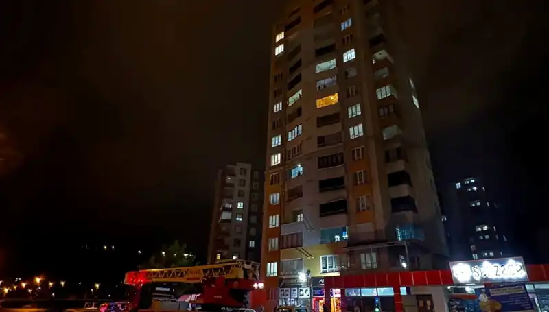 Yıldırım, Şehir Merkezindeki Apartmanın Çatısına Düştü: Olayın Detayları
