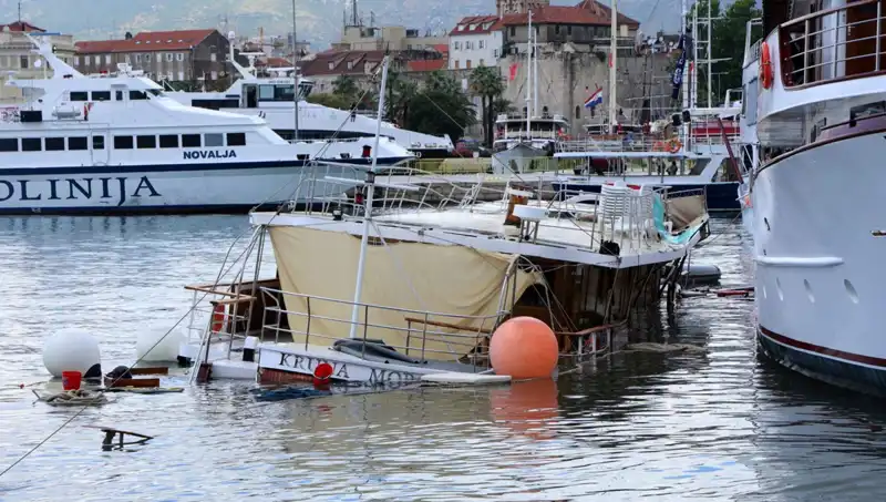 Hırvatistan'da Şiddetli Fırtına: Feribot Gemiye Çarparak Battı