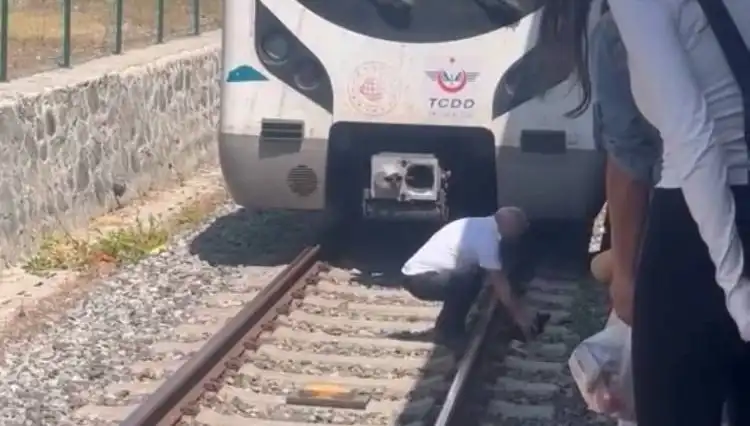 Raylardaki Kediyi Fark Etti, Marmaray'ın Seferini Durdurdu!