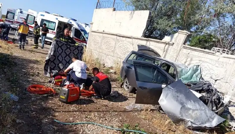Lastiği Patlayan Araç İstitnat Duvarına Çarptı: Korkunç Kaza ve Sonrası