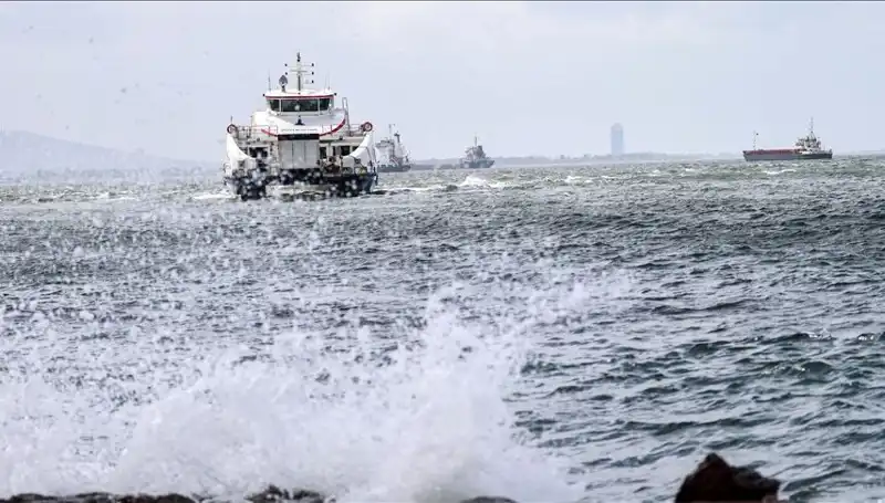 İzmir'de Vapur Seferlerine Fırtınadan Dolayı Ara Verildi