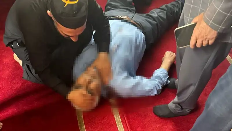 Cami İçinde Yaşanan Bıçaklı Saldırı: Namaz Kılan Kurban Şokta!