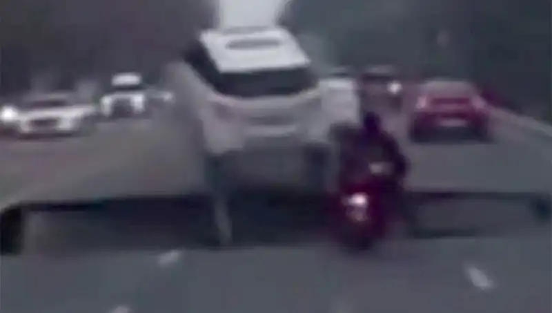 Güney Kore'deki Otoyolda Oluşan Dev Çukur Motosikleti Yuttu: Şok Edici Görüntüler