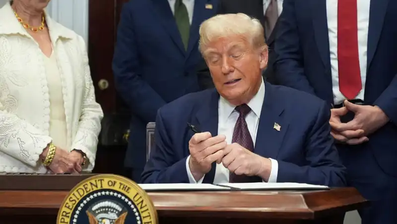 Trump, Beyaz Saray'ı Yenilemek İçin 200 Milyon Dolarlık Lüks Projeye İmza Atıyor!