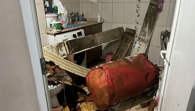 Ege Bölgesi'nde Fırtına Şiddetini Artırdı: Ağaçlar Devrildi, Caddeler Beyaz Kesti