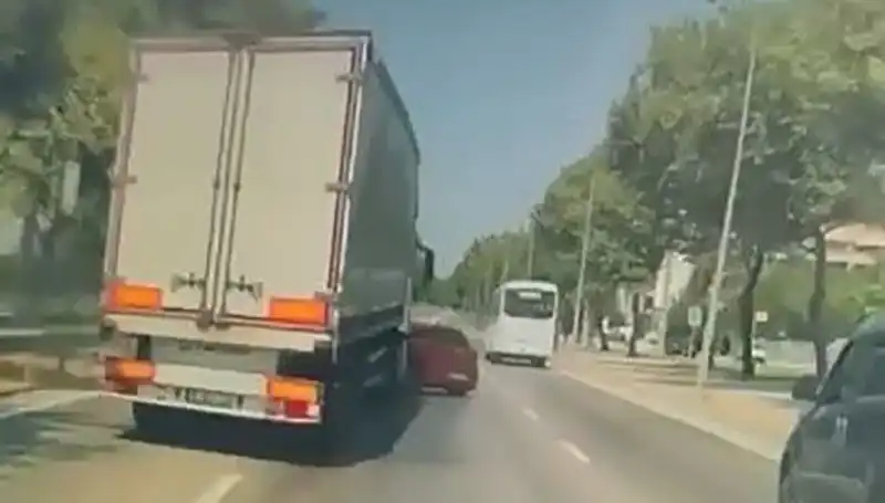 Bursa'da Dikkatsizlik ve Kör Nokta Sebebiyle Şok Edici Kaza
