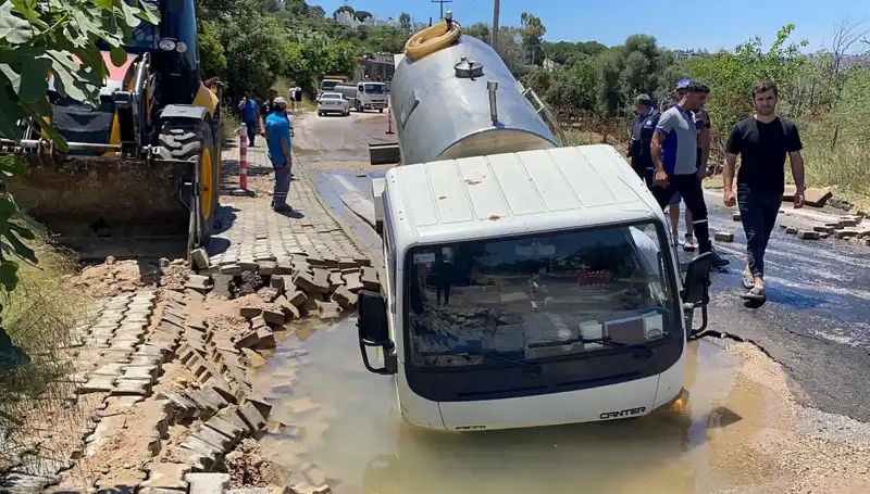 Bodrum'da Su Hattı Patladı, Tanker Çukura Düştü: Olayın Ayrıntıları
