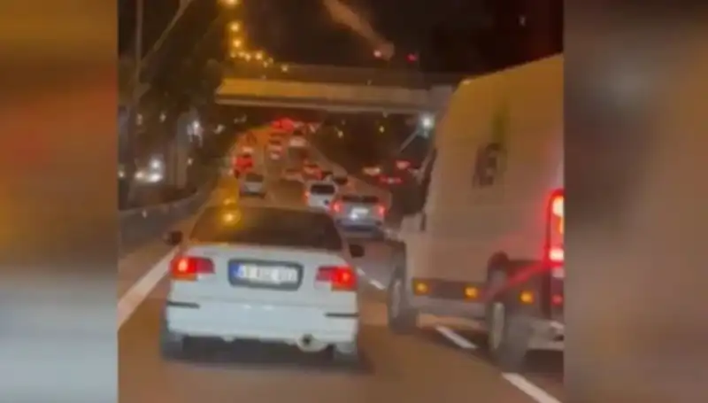 Tuzla'da Makas Terörü: Sürücü Çarpıp Kaçınca Yakalandı