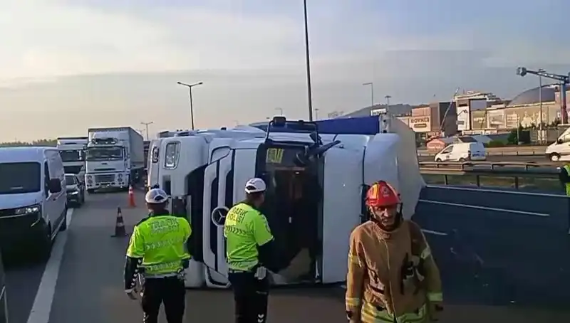 Pendik TEM Otoyolu’nda TIR Devrildi, İstanbul Yönünde Trafik Felç Oldu!