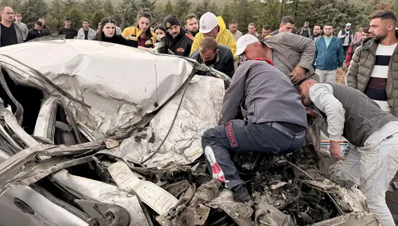 TIR ile Çarpışan Araç Kağıt Gibi Ezildi: Kazanın Ayrıntıları