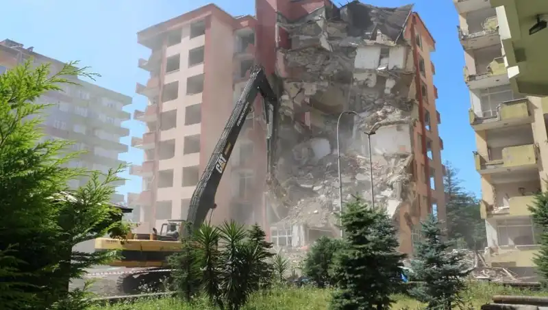 İzmir'de Dalgalar Yıkıma Neden Oldu: İki Bina Göçtü