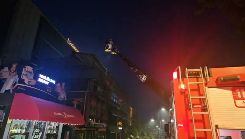 Beşiktaş’ta 3 Katlı Restoranda Korkutan Yangın: Ekipler Seferber Oldu