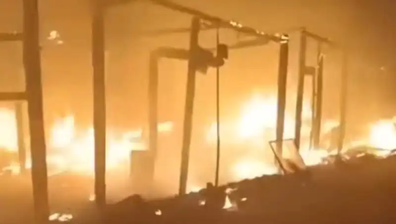 Elektrik Teli Kontrolsüzce Koptu, 15 Çadır Yandı!