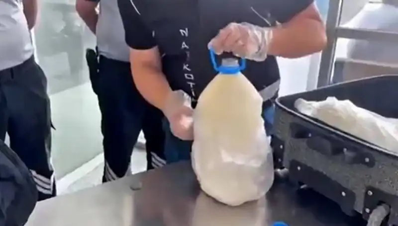 Havalimanında Süt Şişesiyle Kaçakçılık Şoku: 12 Kilo 800 Gram Ele Geçirildi