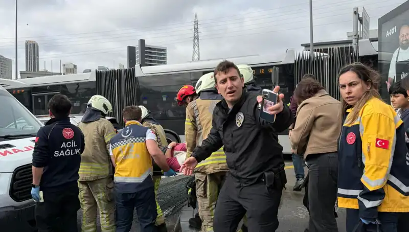Metrobüste Korkutan Kaza: Seferler Durduruldu, Olayda Can Kaybı ve Yaralılar Var!