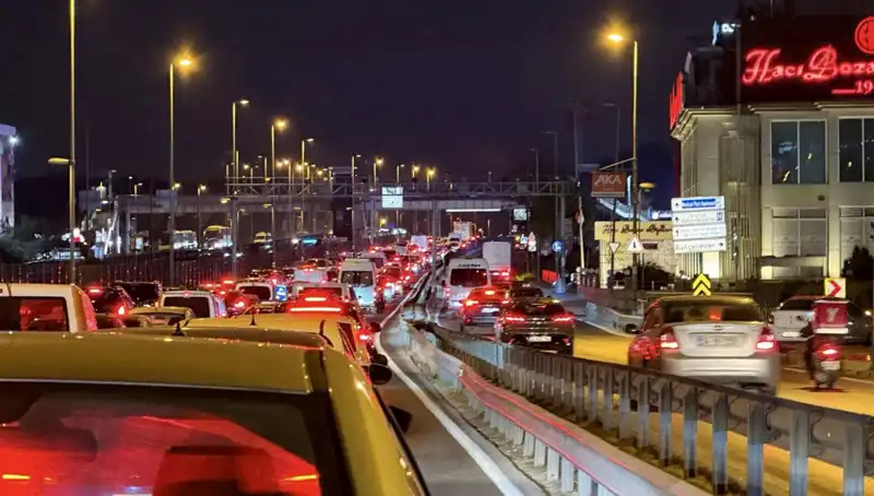 Yenibosna Metrobüs Yaya Üst Geçidinde Çalışmalar Tüm Hızıyla Devam Ediyor