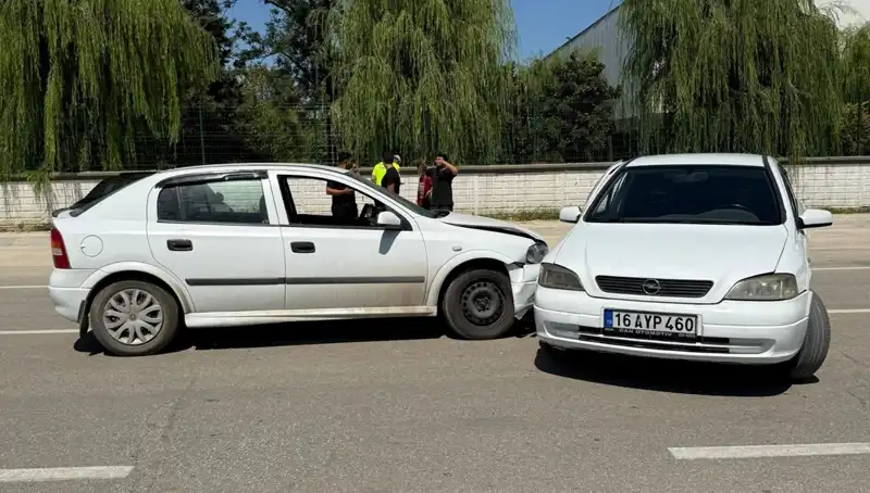 İki Otomobil Çarpıştı: Kaza Yerinde İki Yaralı Hastaneye Kaldırıldı