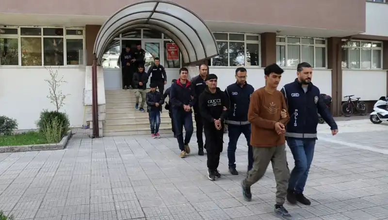 Düzensiz Göçmen Yakalamaları: İki İlde Toplam 21 Göçmen Ele Geçirildi