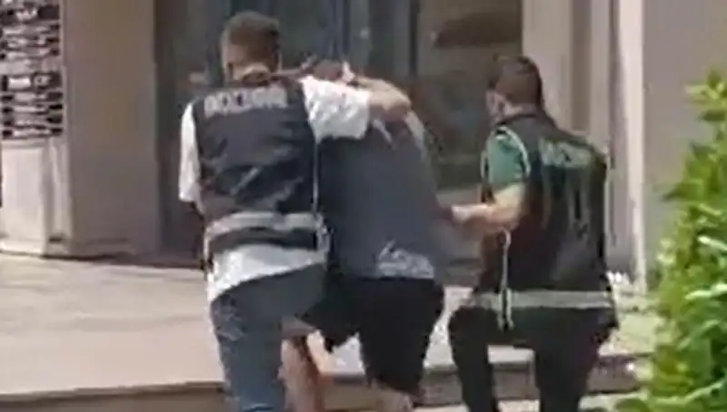 Turistler Sahte Dövizle Alışveriş Yaparken Yakalandılar: Sınır Dışı Edildi