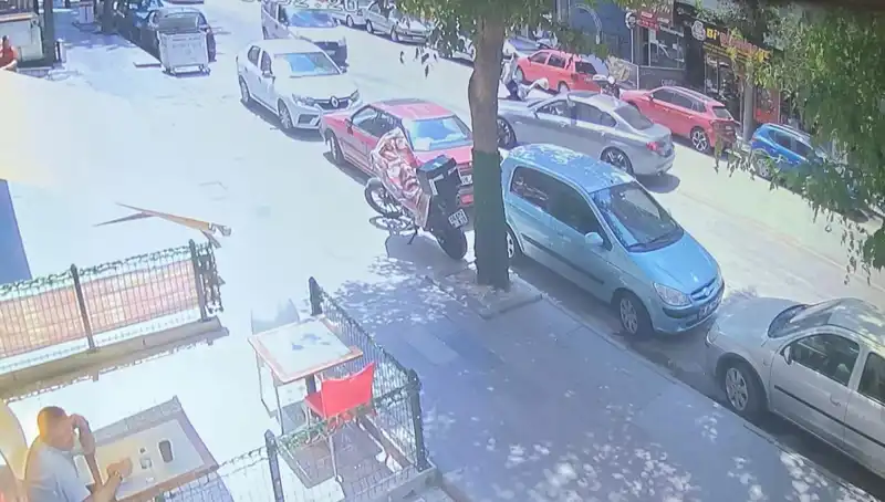 Karşıdan Karşıya Geçen Yaya, Arabanın Hızına Kapıldı: Kaza Anları!