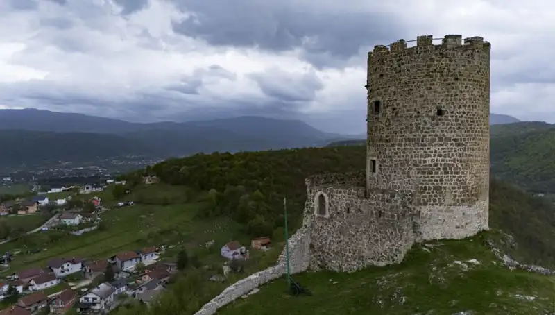 Bosna Hersek’in Tarihi Sokolac Kalesi Zamanla Yarışıyor