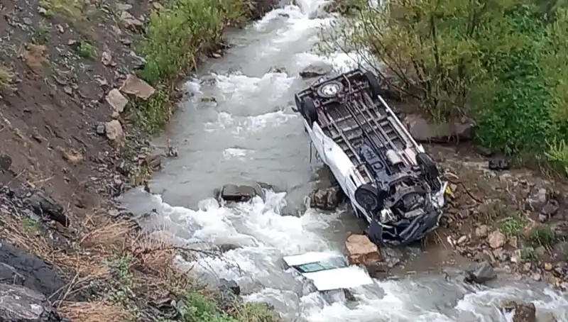 Hakkari'de Minibüs Devrildi: Derede Can Pazarı Yaşandı!