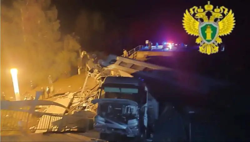 Rusya'da Köprü Çökmesi: Trenin Üzerine Düşmesiyle Felaket Yaşandı