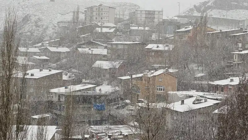Hakkari'de İlkbahar Sürprizi: Nisan Ayında Kar Yağışı Aniden Bastırdı