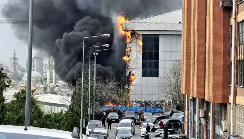 Başakşehir'deki Sanayi Sitesinde Yangın: Ekipler Olay Yerinde Mücadele Ediyor