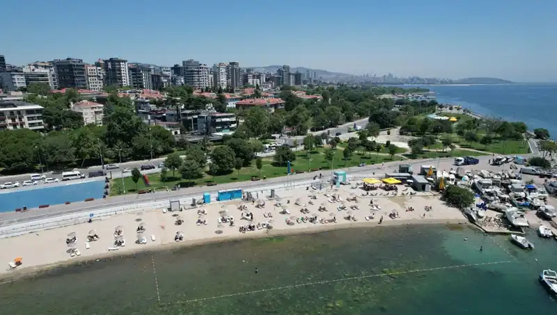 İstanbul'da Sıcak Hava Etkisini Gösterdi: Caddebostan Sahili Kalabalıklaştı